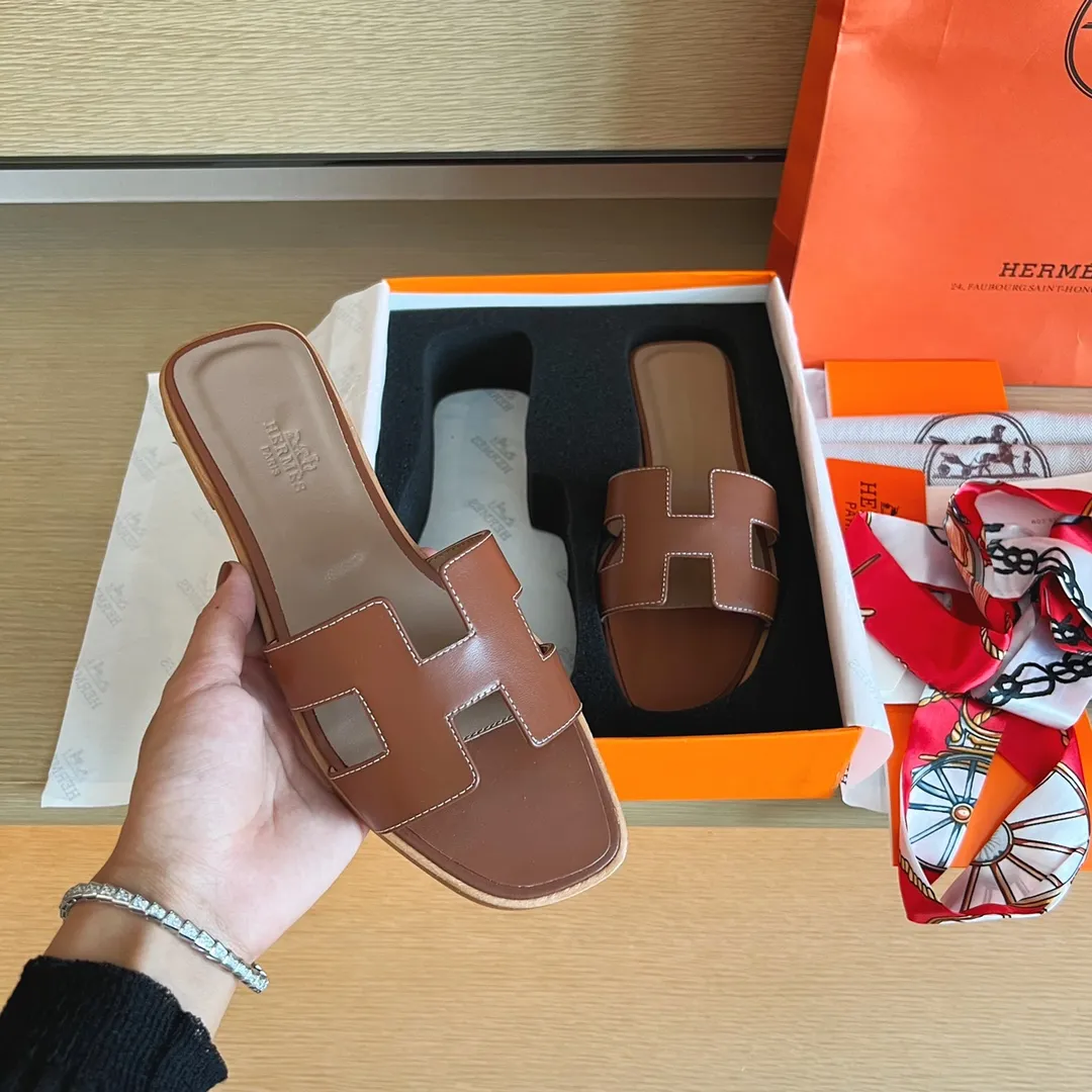 👟👟Ex-factory price 480👟👟Hermès) The packaging has been upgraded, and the layout and workmanship materials have been upgraded. Hermes®🔴Handmade Shoes👟👟 👟👟 Product Hermes Slippers🐎 —————————— The 2023 early spring new model is the same as the original version, purely handmade by masters! ❥High-end customization, exclusive products, industry❥Using: Hermers upper: Italian imported cowhide + original custom-grade Australian sheepskin feet + genuine leather outsole (pursuing walking comfort) 👟👟 ~~〰〰〰〰❥ Packaging: ✔🚦Pay attention to the exclusive packaging 〰Original quality on sale━━━━Hermes━━━━━ size: 35-40 (34.41.42 custom-made, non-refundable)